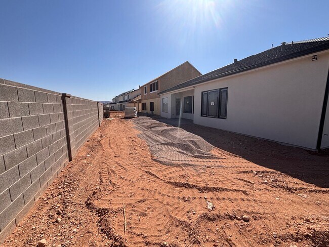 Building Photo - Brand New 4 bed 3 bath home in Desert Canyons