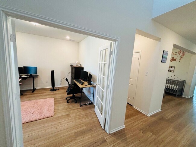 Foto del edificio - 4 Bed/3.5 Bath Single Family Home in Round...