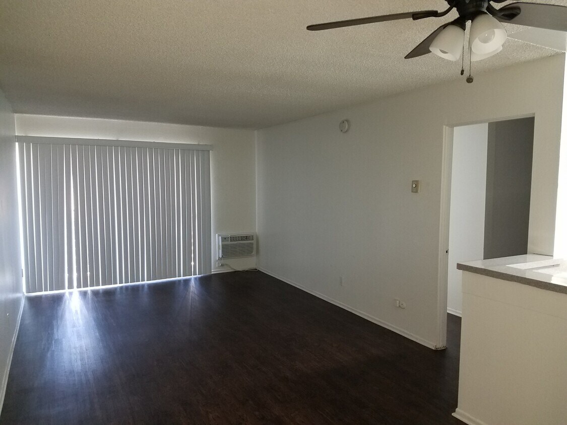sala de estar - 500 S Alexandria Ave