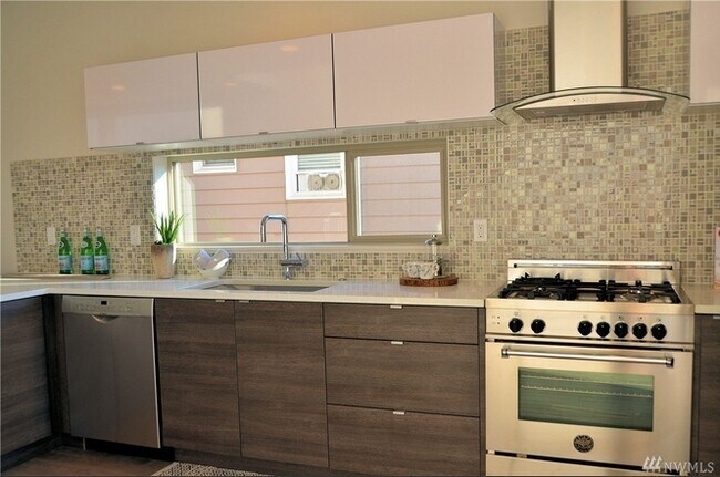 Building Photo - Modern and Stylish Home in Alki Beach Neig...