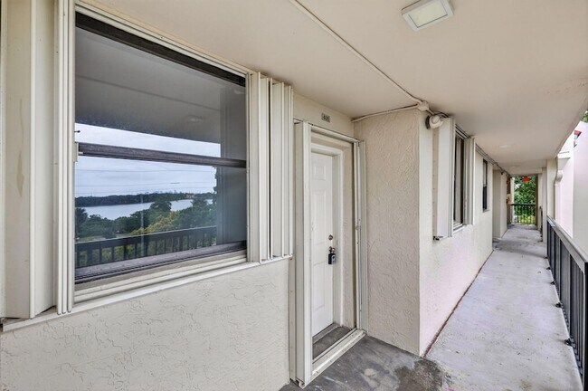 Foto del edificio - 117 Lake Emerald Dr