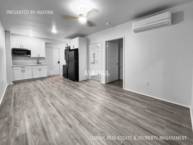 Building Photo - Video! Killer condo w/ garage & extra park...