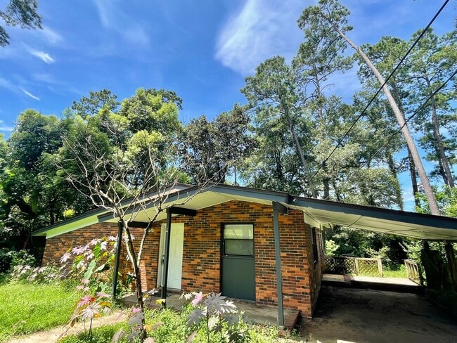Building Photo - Huge Fenced Yard & All Hard Flooring
