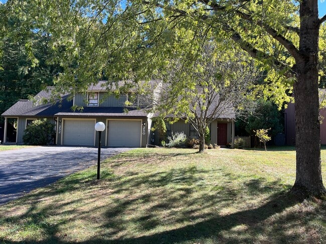 Entrance with driveway - 250 Thimbleberry Rd