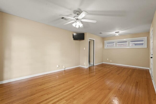 Building Photo - 5319 Saxon Dr