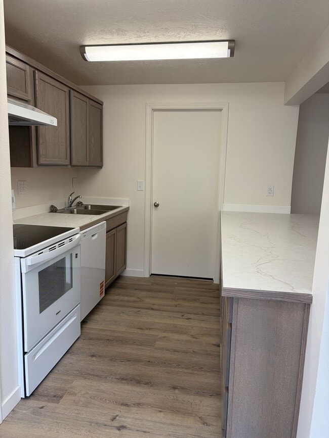 Building Photo - 797 Meadows Dr