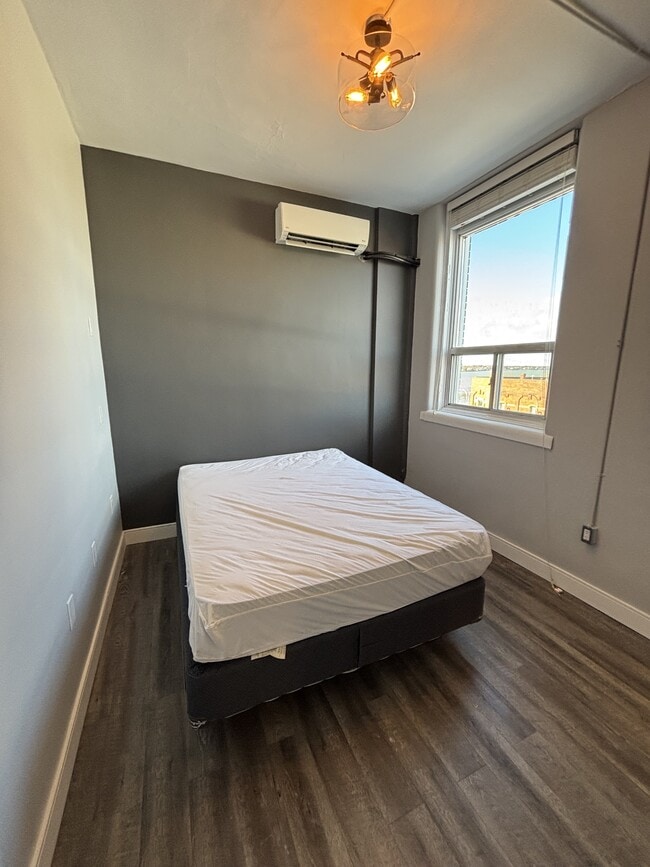 Building Photo - 117 Christina St N