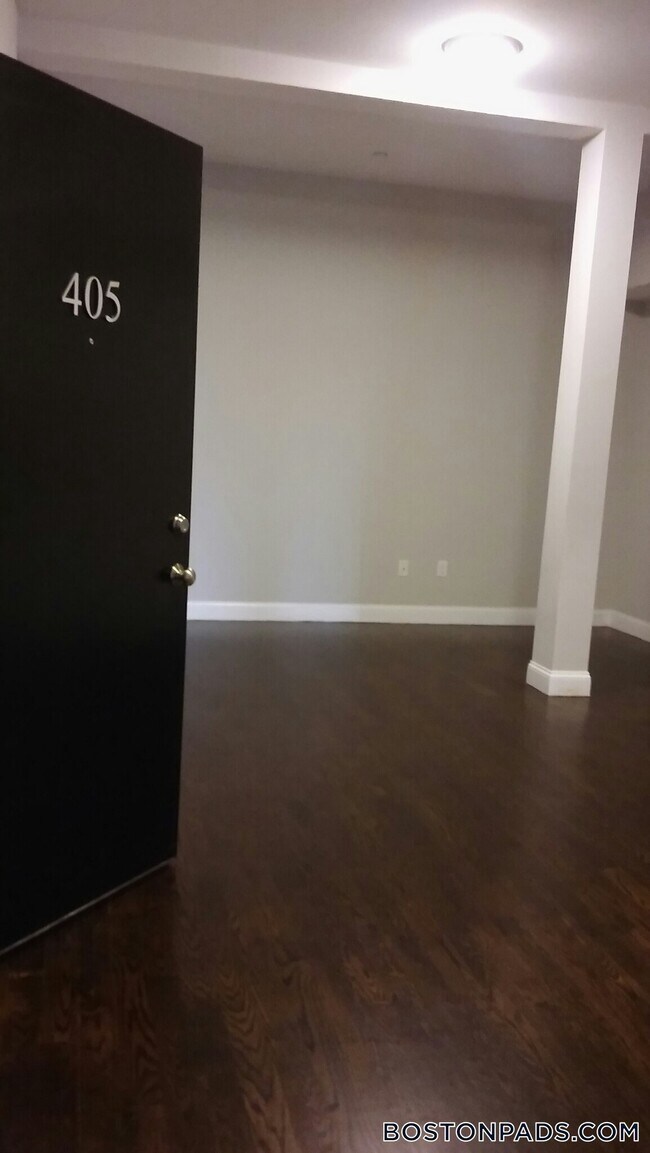 Foto del edificio - 10 Merrymount Rd