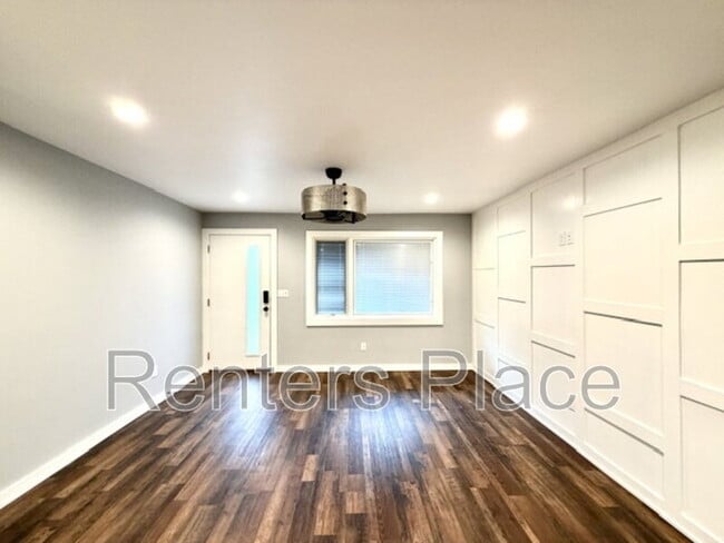 Building Photo - 415 S Victor Ave