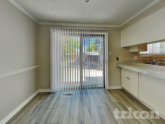 Foto del edificio - 945 E Huffaker Ln