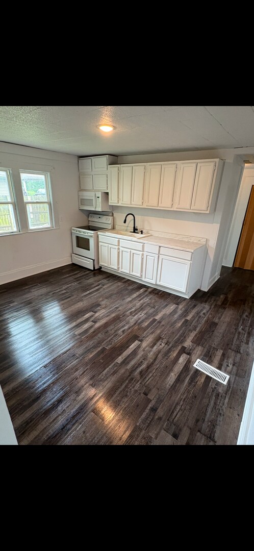 Building Photo - Newly Updated Home w/ Modern Floors + Spacious Layout – Must See!