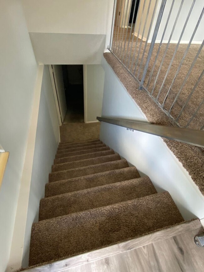 Building Photo - Eastside  Townhome