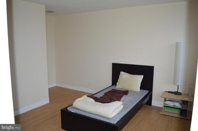 Building Photo - 4000 N Charles St