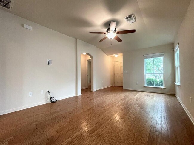 Foto del edificio - 18402 Mammoth Cave Blvd