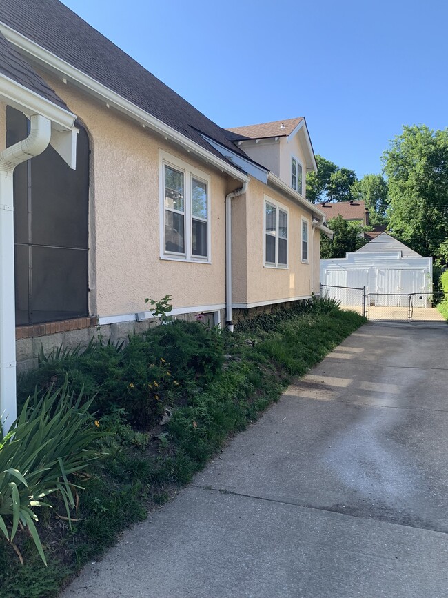 Foto del edificio - 706 E 71st Ter