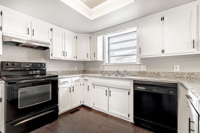 Building Photo - Beautiful home in an established neighborhood with a new roof is waiting for you!