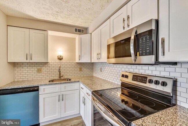 Building Photo - 3501 Wedgewood Ct