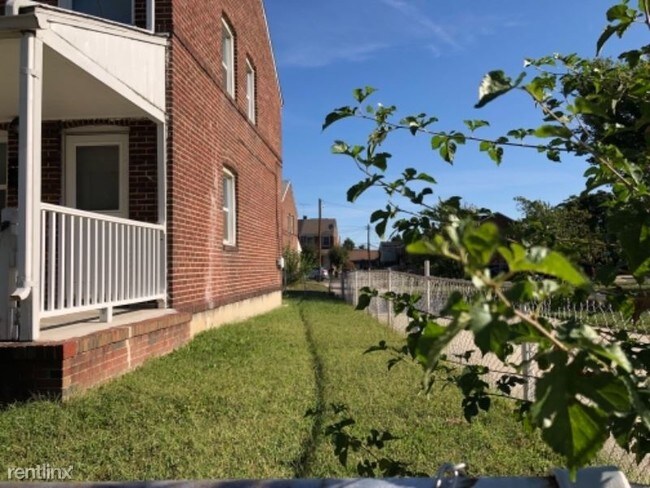 Building Photo - 2 br, 1 bath Townhome - 415 Main St