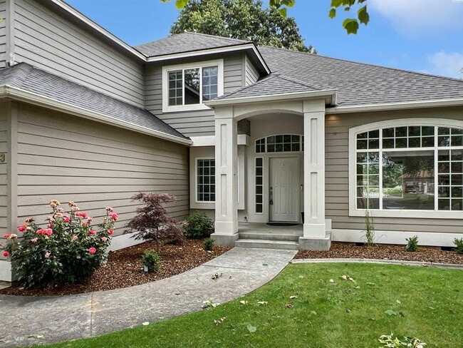 Building Photo - 4 Bedrooms Plus an Office Steps from the R...