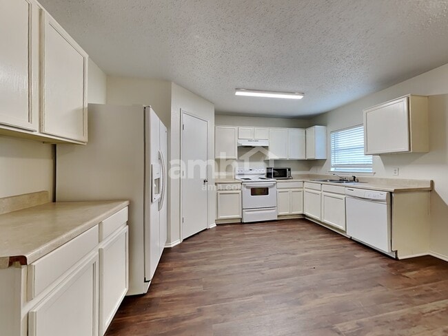 Building Photo - 1523 Wavecrest Dr