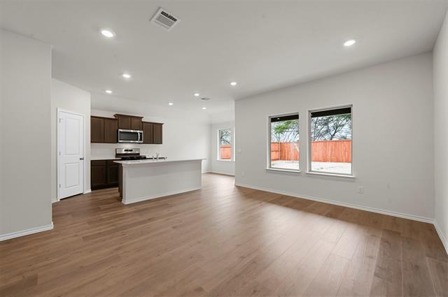 Foto del edificio - 2324 Burleson Rd