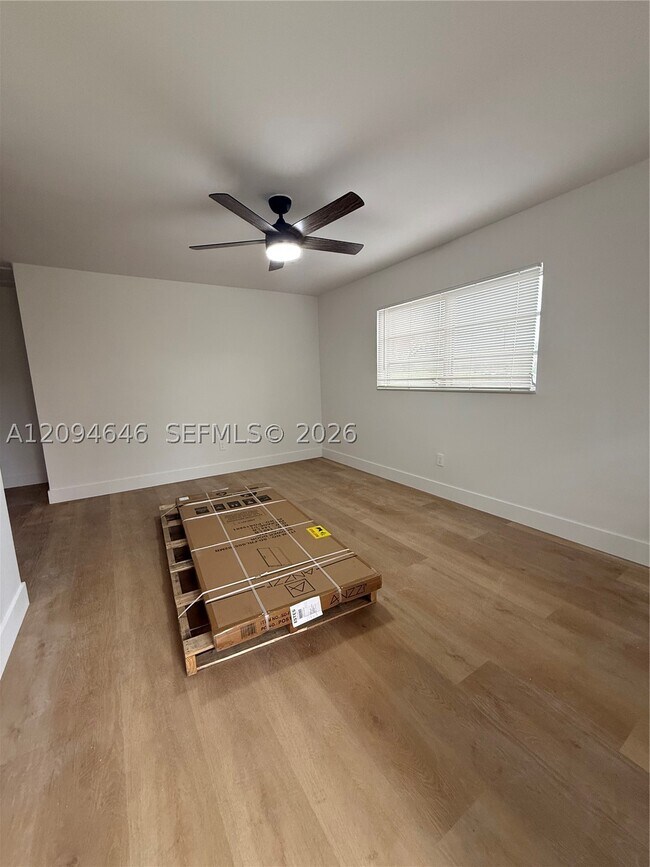 Foto del edificio - 2450 NE 188th St