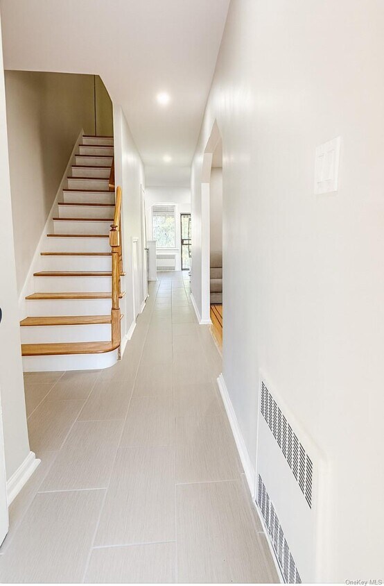Foto principal - 1059 Burke Ave