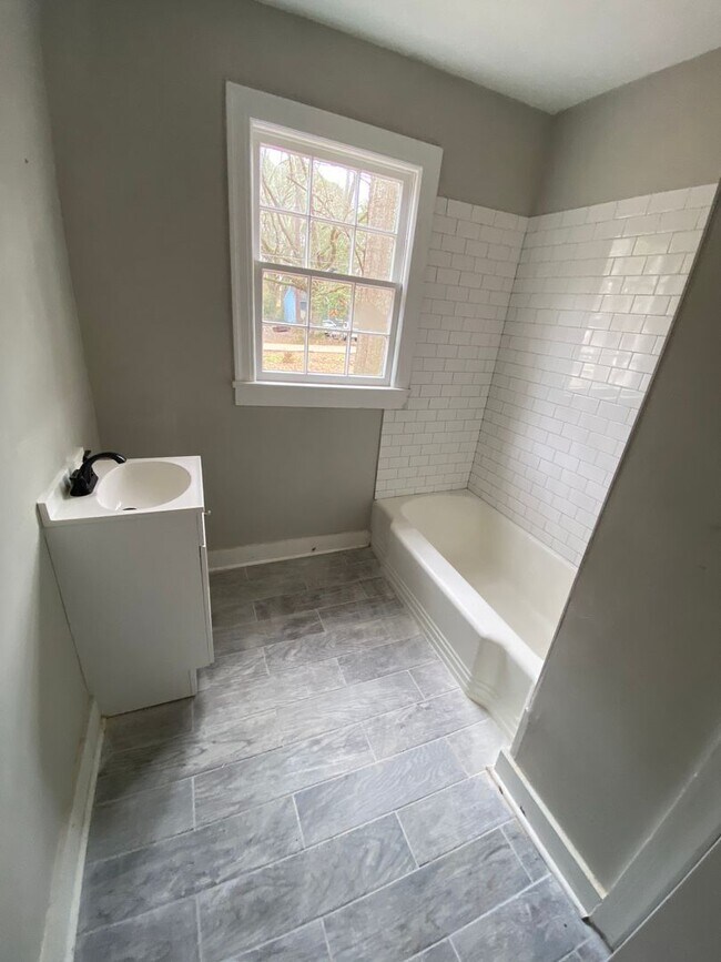 Foto del edificio - Newly Renovated 4 Bed / 2 Bath in Broadmoo...