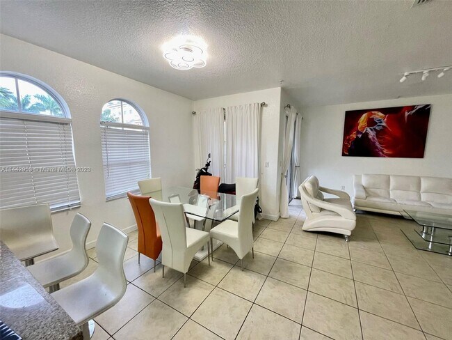Foto del edificio - 10012 NW 7th St