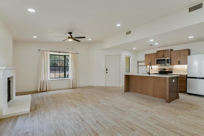 Foto del edificio - 8415 Fathom Cir