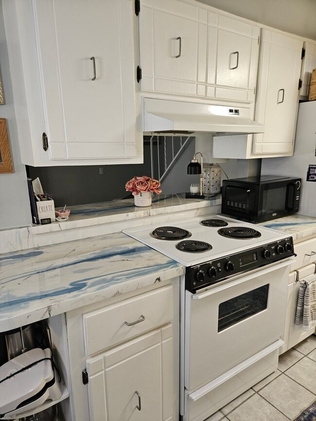 Foto del edificio - Everything you Need, 2 Bed, 1.5 Bath townh...