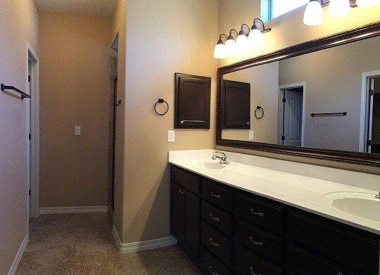 Building Photo - 2200 Honey Dew