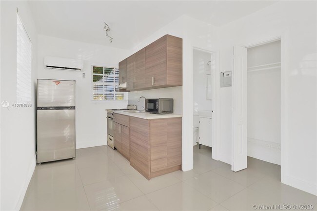 Foto del edificio - 551 NE 61st St