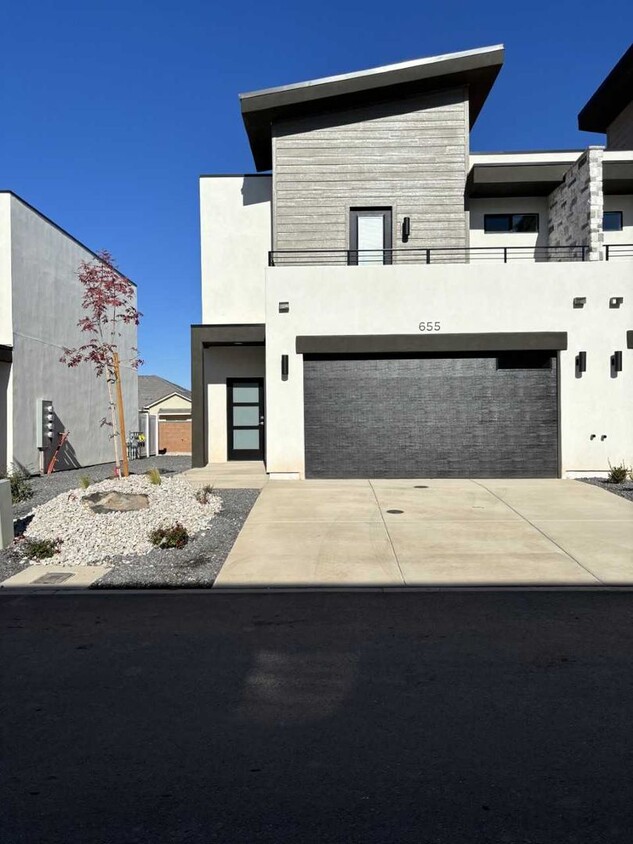 Primary Photo - Beautiful Crimson Park Townhome - END UNIT!
