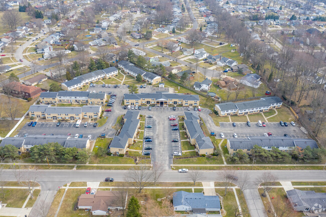 Foto aérea - Cambridge Court Townhomes