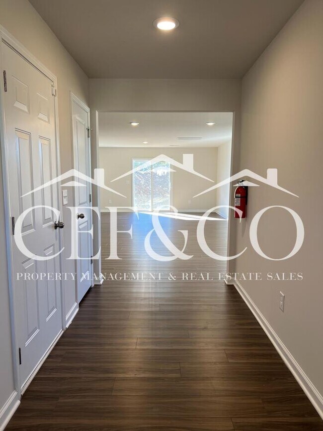 Foto del edificio - Spacious 5-Bedroom Home with Loft, 2-Car Garage & Neighborhood Amenities