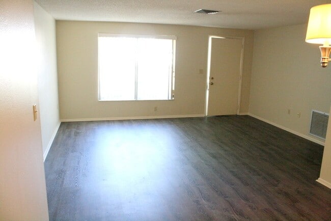 Building Photo - Beautiful large 2 bedroom 2 bath in New Port Richey