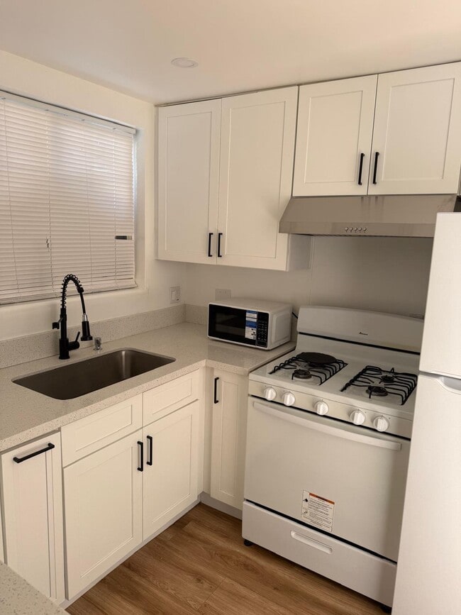 Foto del edificio - 6624 1/2 Blewett Ave