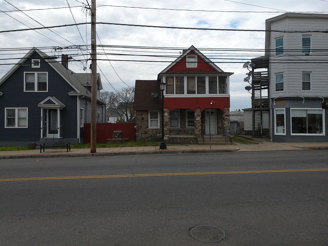 Building Photo - 2310 Barnum Ave