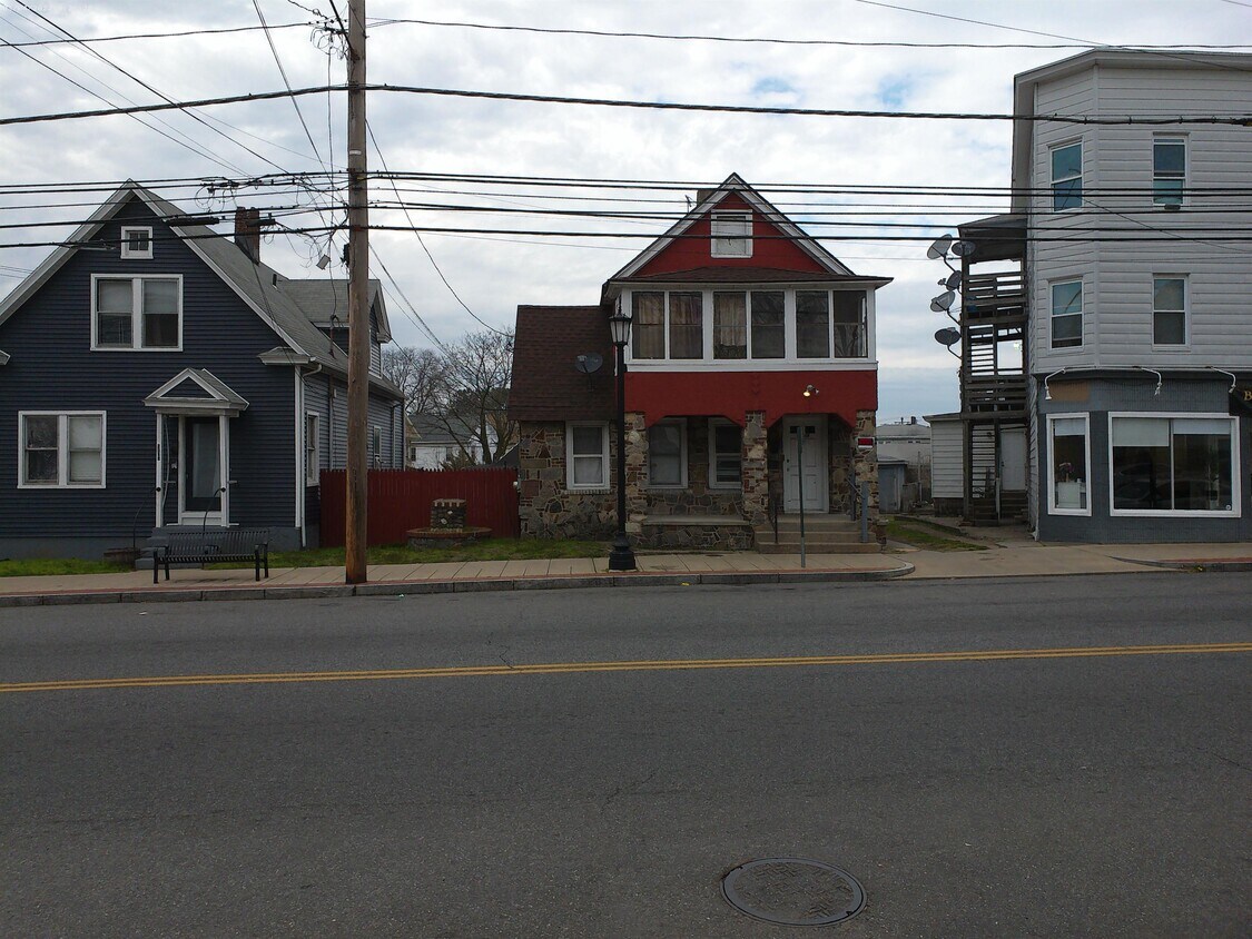 Foto del edificio - 2310 Barnum Ave