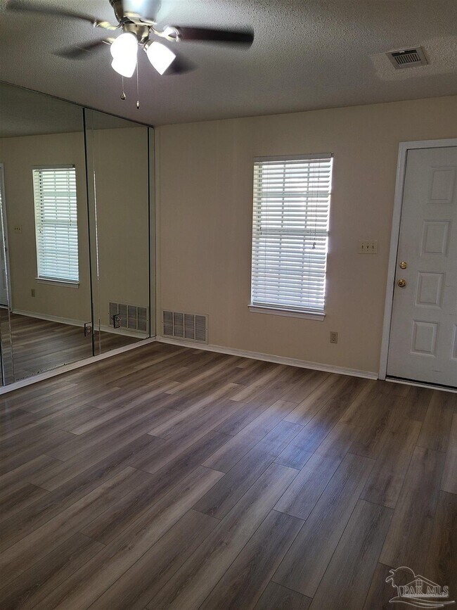 Foto del edificio - 501 E Burgess Rd