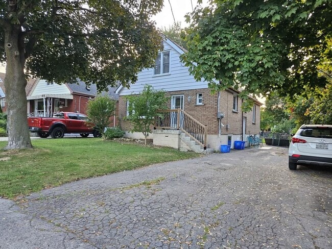 Building Photo - Bright & Comfortable Apartment (2 Bed, 1 Bath)