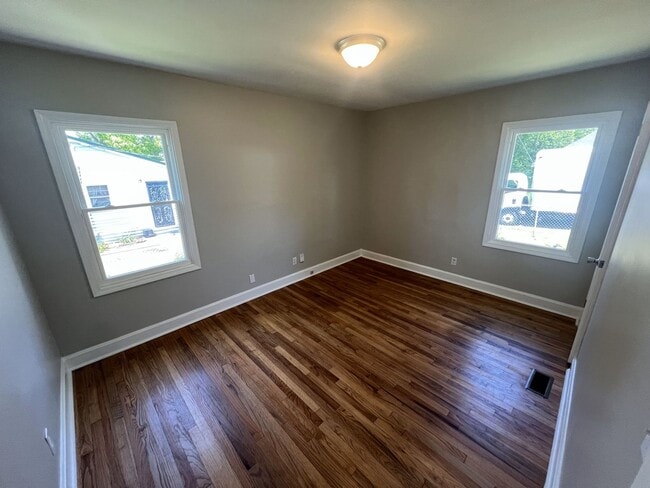 Building Photo - Large 4 Bedroom 2 Bath Home