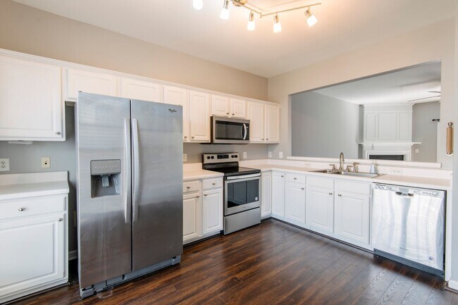Foto del edificio - AVAILABLE 7/13/26! Luxurious 2BR Townhome with bonus room in NW Raleigh!