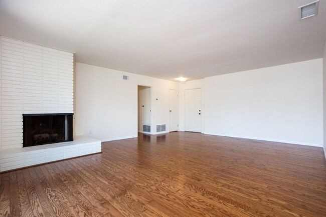 Building Photo - Traditional San Carlos Home with Spacious ...