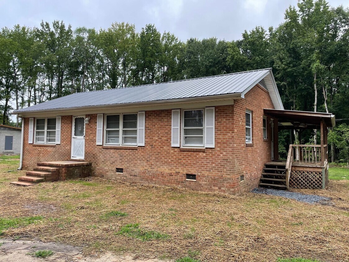 Foto principal - NEWLY RENOVATED 2 BED, 2 BATH HOME WITH GA...