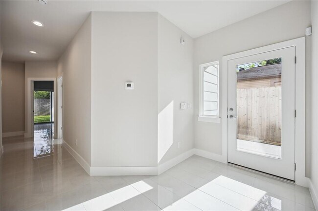 Foto del edificio - 5314 Suez St