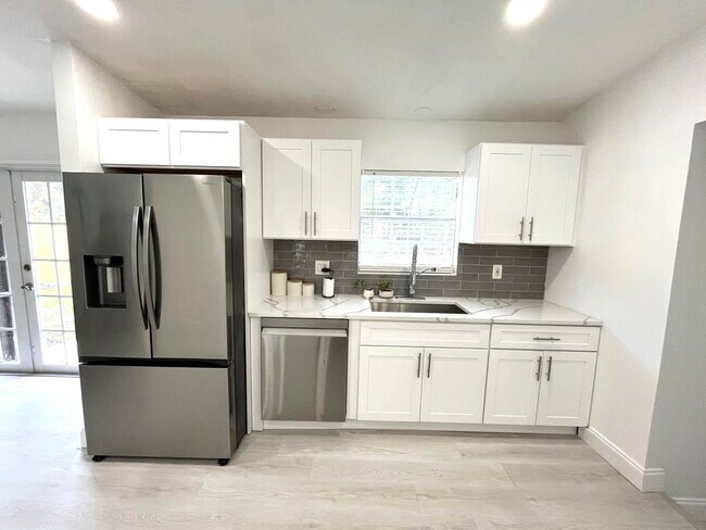 Building Photo - 432 La Mancha Ave
