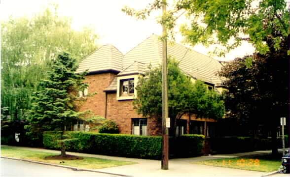 Building Photo - Twin Gables