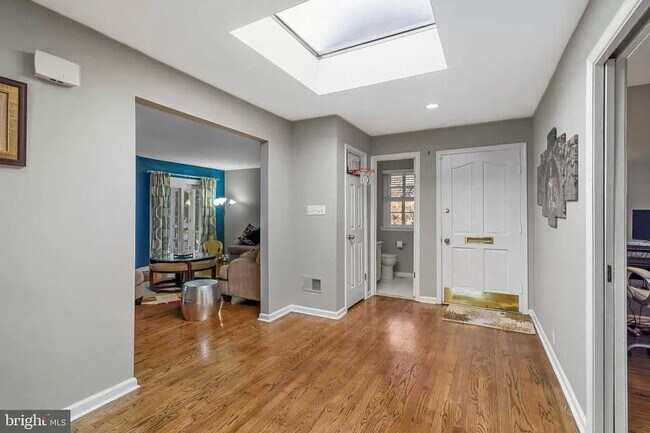 Entryway - 25 Hansen Ct